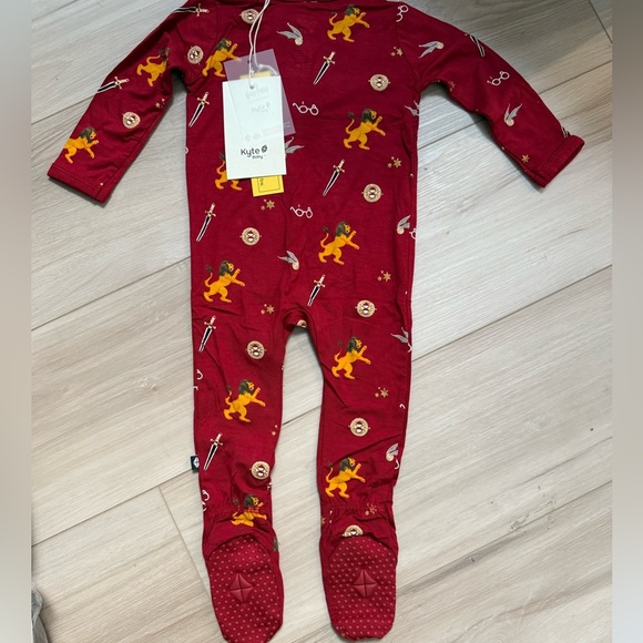 Kyte BABY Zippered Footie in
Gryffindor / About Harry Potter x Kyte BABY - Picture 4 of 7